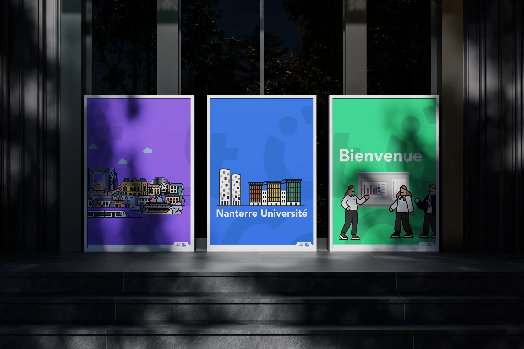 Trois affiches encadrées du lancement de SNCF Cœur Ouest, posées devant une façade vitrée