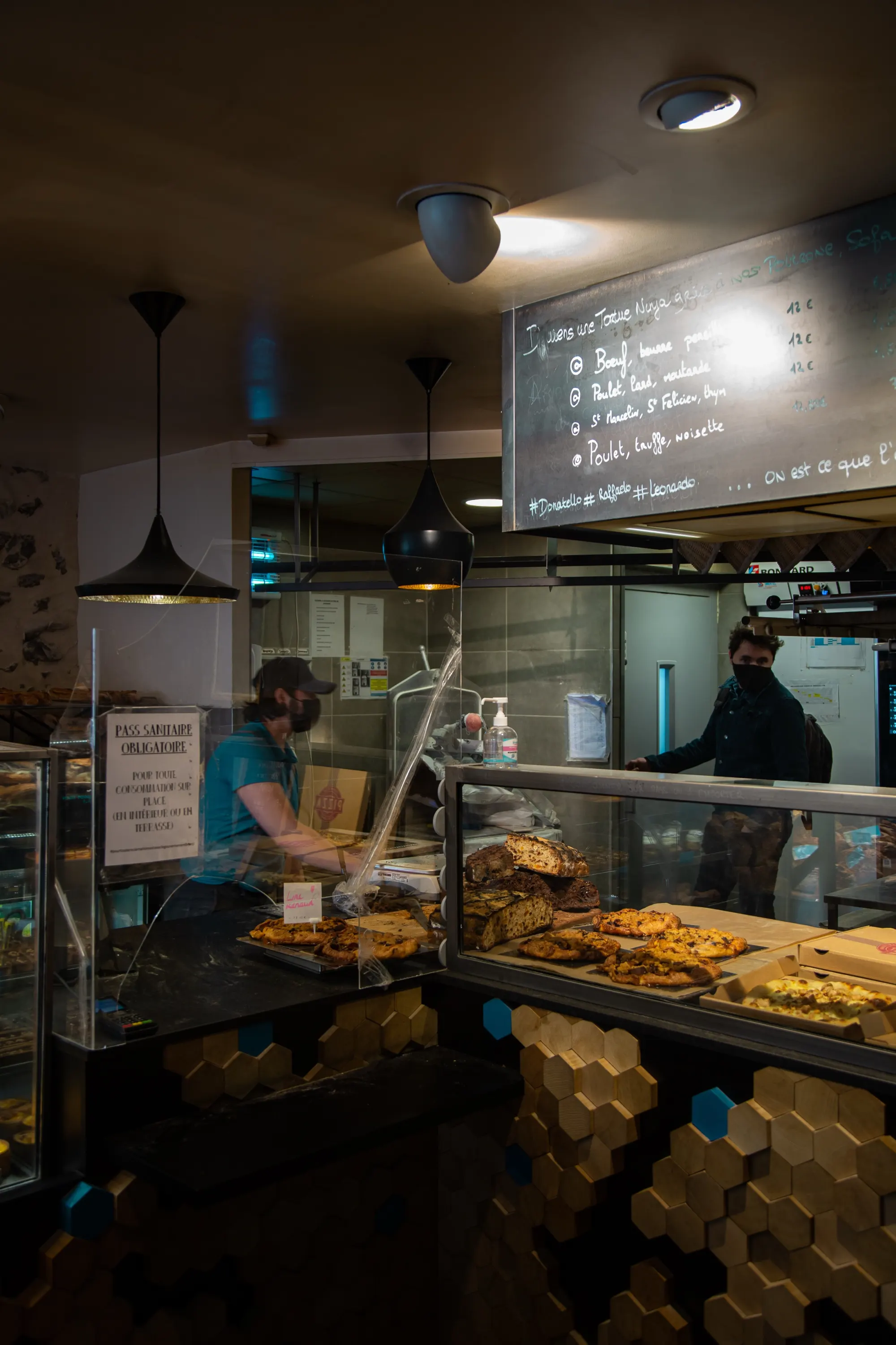 Boulangerie Hexagone, ambiance fournil et comptoir