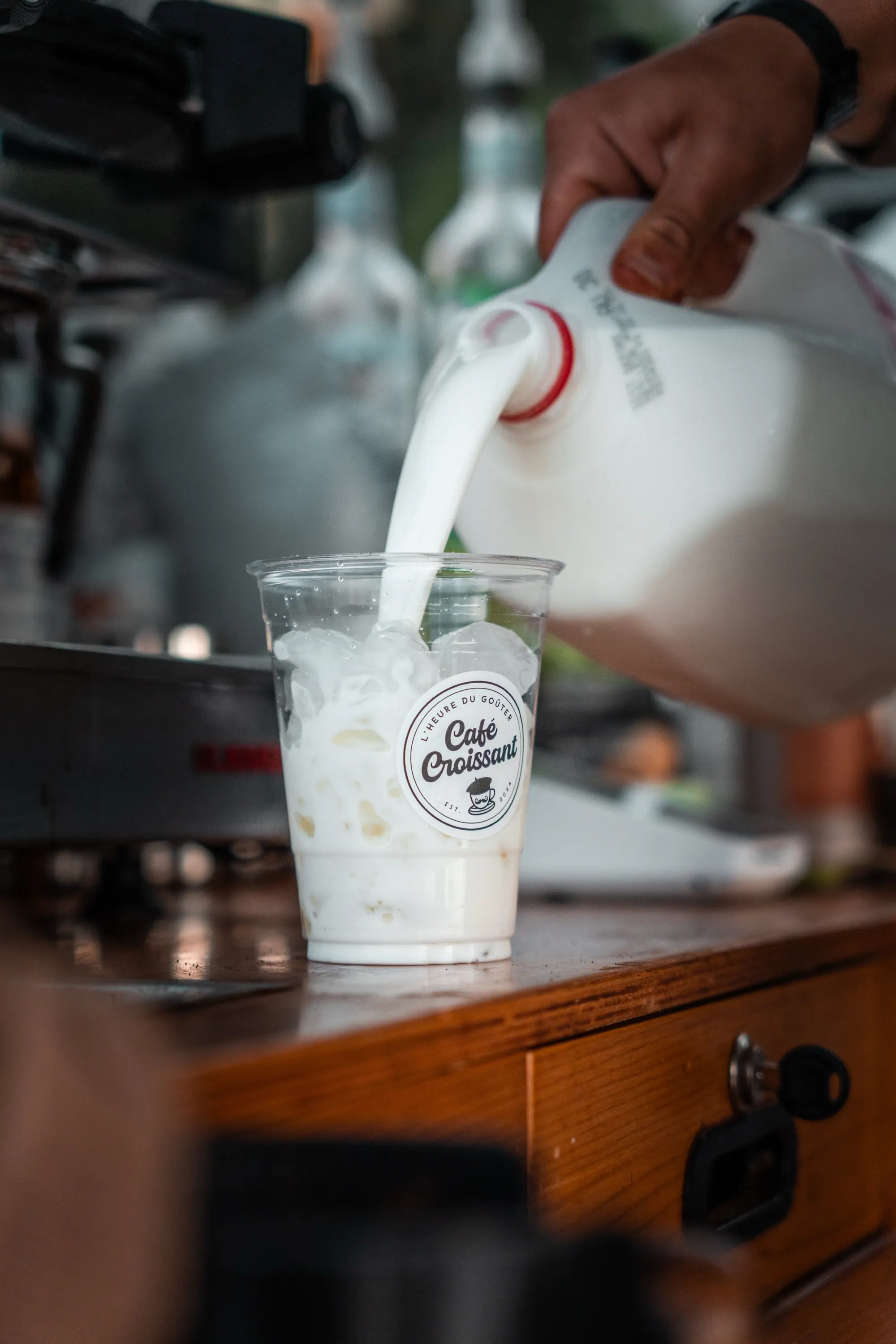 Café Croissant, service en cours, ambiance