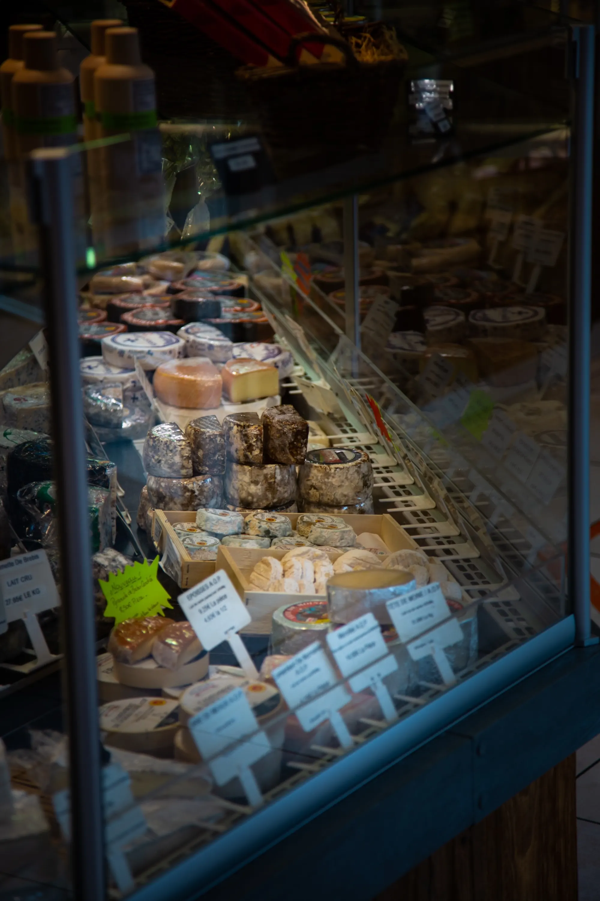Vitrine de fromages artisanaux La Fruitière d'Augustin, Chambéry