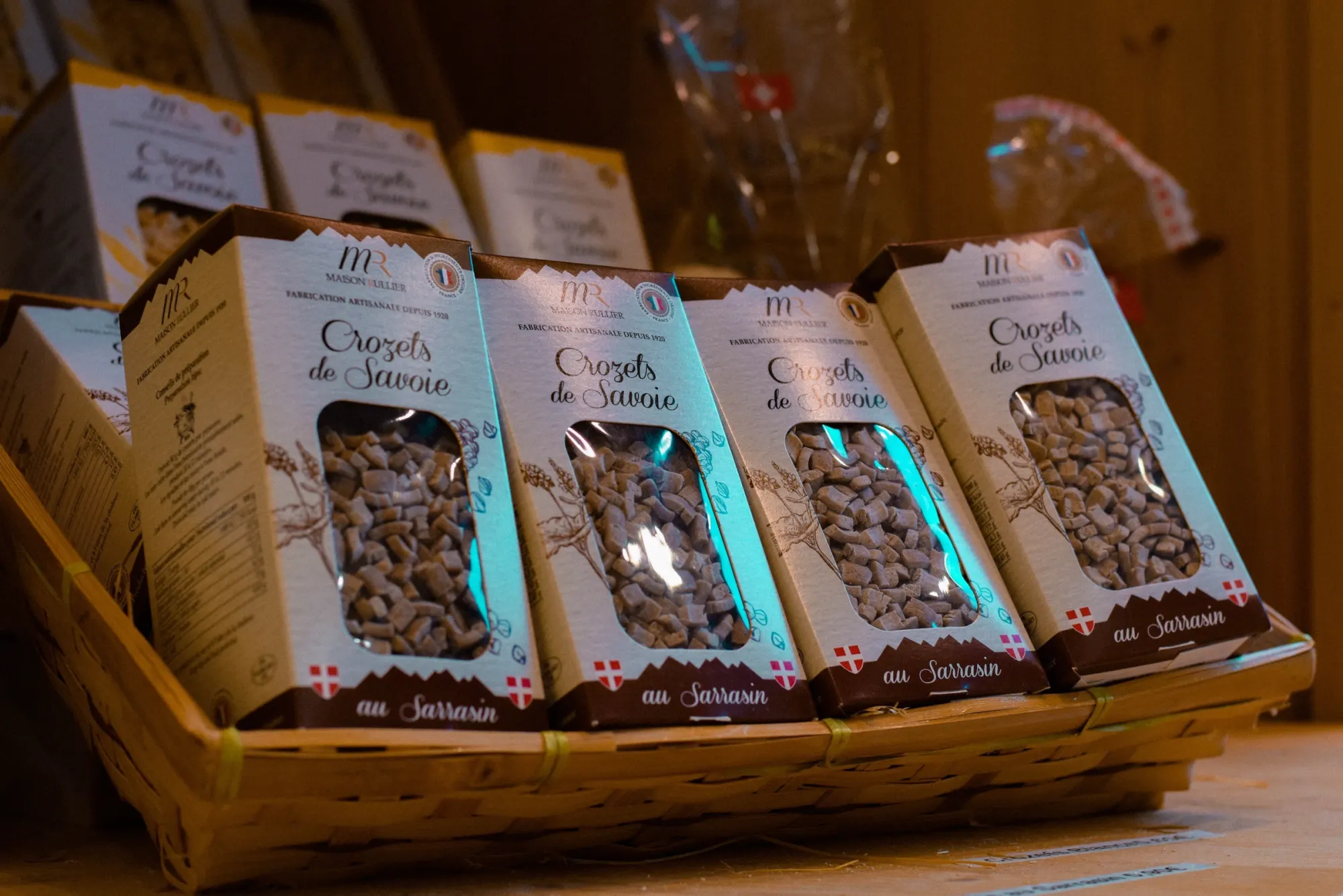 Crozets de Savoie au sarrasin présentés sur étal en bois